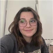 Je donne des cours pour des élèves de niveaux primaire et collège, en fonction des besoins.